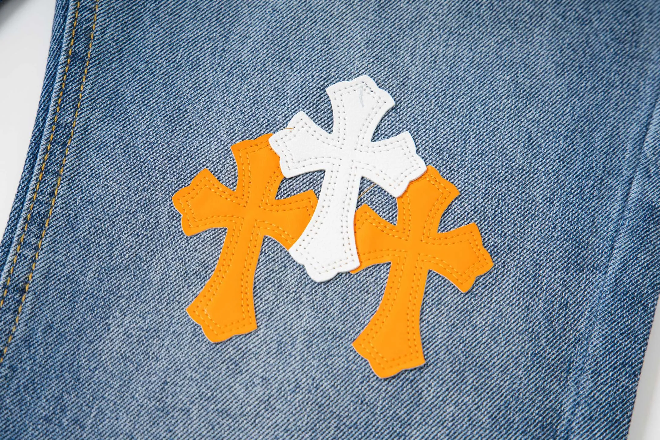 P260 Chrome Hearts light blue pants, Sanskrit yellow and white patchwork leather jeans. CH jeans need to be washed before being dismantled and then hand-stitched with sheepskin cross leather and then spliced ​​together. The whole piece has too many craftsmanship to explain. The patchwork is decorated with cross flowers, and the high-waisted washed jeans! ! Absolutely high-end luxury products, god-level single products and super popular products, made with top heavy industry, a must-see magic weapon. Customized hardware. The fabric is thick and soft after washing. It has good breathability. Customized small leather label. Unique design. The details are simple and elegant, and the workmanship is exquisite. The entire trousers are neatly routed and the details are in place! It’s so cool that both men and women can easily control the genderless trend! Style number: 1804# Color: blue Size: 28 30 32 34